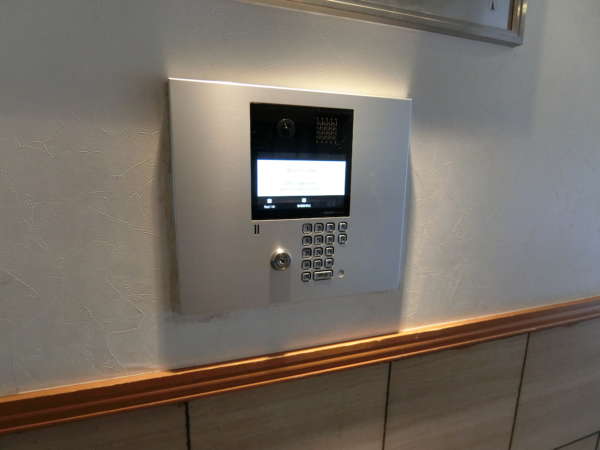 藤和シティホームズ御徒町外観共用部12｜エントランスはオートロックです。