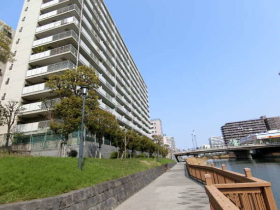 イトーピア住吉マンション外観共用部4｜イトーピア住吉マンションは小名木川に面しています。