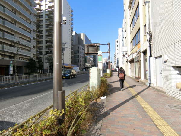 ルシール南大塚アプローチ2-2｜少し坂を上がることになります。こちらは人通りは多いですが、繁華街ではありません。ビルとマンションが多いですね。