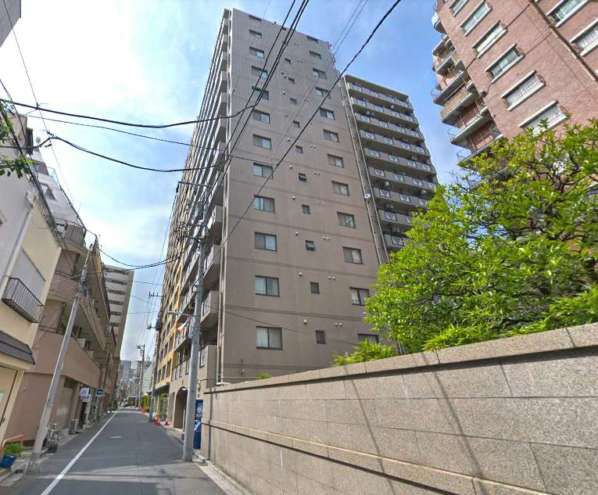アーバンスクエア浅草外観２｜外観です。右手には寺院が隣接しています。