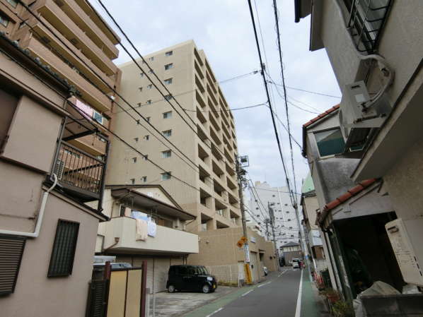 リビオ文京関口シティクロス外観共用部6｜南側の道路とリビオ文京関口シティクロスの様子。