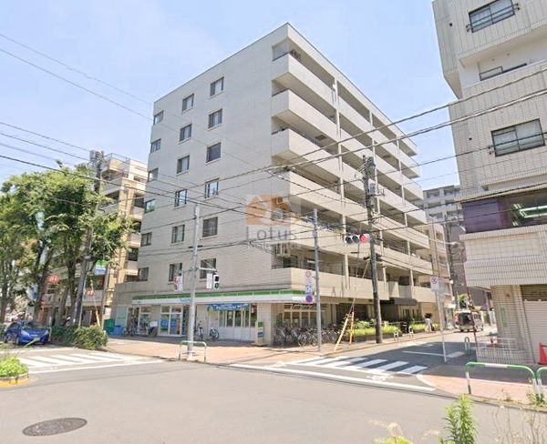 グランドメゾン池袋は昭和57年築、7階建てのマンションです。
1階に「ファミリーマート 西池袋店」があります。