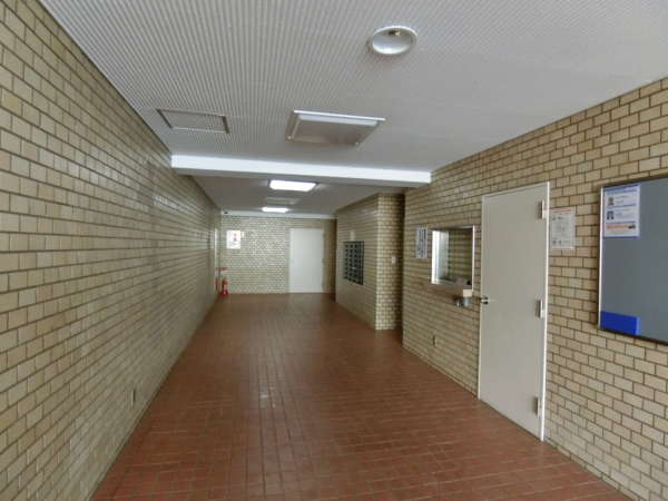 ルシール南大塚外観共用部2｜マンション全体のエントランスはゆったりとしたつくりになっていました。
