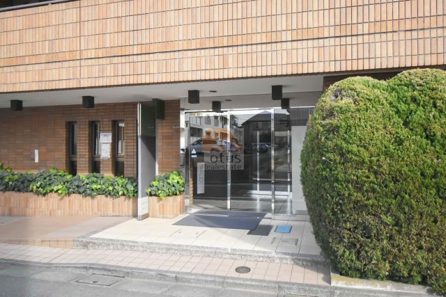 パロス新中野エントランス２｜エントランスはオートロック付きで安心です。