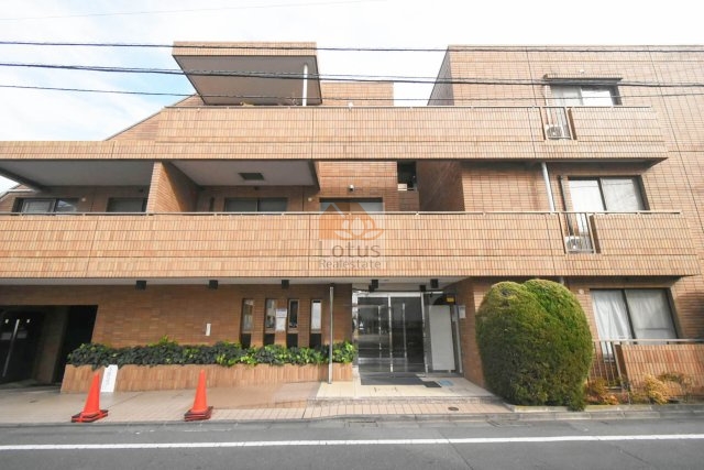 パロス新中野外観３｜パロス新中野は平成７年築の３階建てのマンションです。周辺は静かな住宅地です。