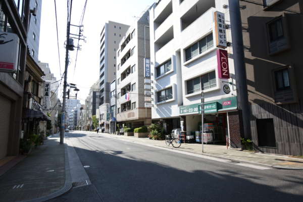 浅草橋アムフラット２アプローチ｜まいばすけっとのある路地までくると浅草橋アムフラット２はもうすぐです。