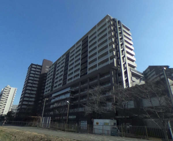 亀戸レジデンスは平成２０年築、１７階建ての大規模マンションです。旧中川と亀戸中央公園に隣接する緑の多い住環境です。１階にはコンビニやクリニックが入っています。徒歩５分圏内にはスーパーもあり便利です。