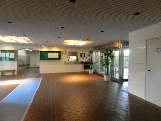イトーピア住吉マンション外観共用部18｜エントランスに入るとすぐ管理人室があります。大きく整然としたエントランスホールで管理体制は良好です。