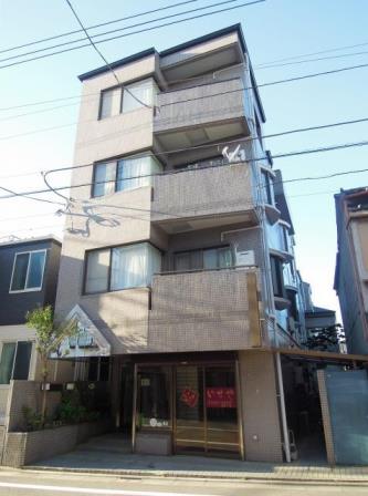 ネイバリングハウス荻窪外観１｜ネイバリングハウス荻窪は平成２年築の４階建てマンションです。日大二高通り沿いにあります。荻窪駅からは徒歩８分です。