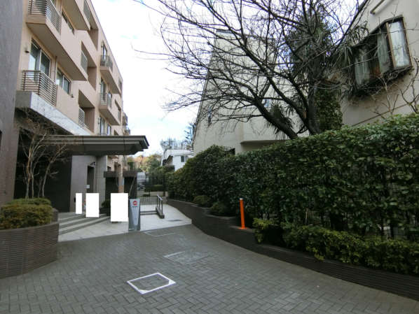 東急ドエルアルス文京目白台外観共用部2｜エントランスとアプローチの様子です。敷地の形状を生かして引いた感じの演出をしています。