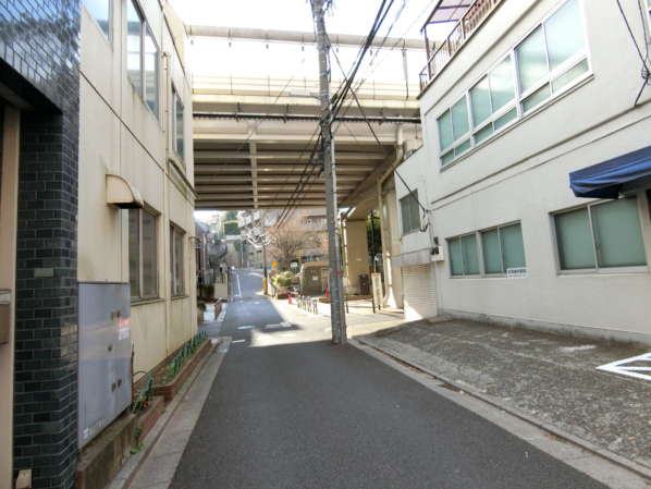 東急ドエルアルス文京目白台アプローチ2｜左折をすると路地に入ります。高速のガード下をくぐり公園を通り過ぎます。