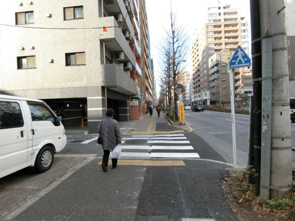 東急ドエルアルス文京目白台アプローチ1｜駅からおよそ５分の道のりですが、半分を過ぎたところで、左折します。