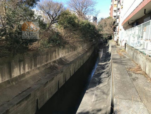第２広尾フラワーハイホームＢ棟南側｜明治通りの反対側は小さな川を挟んで向かいに都立広尾病院があります。