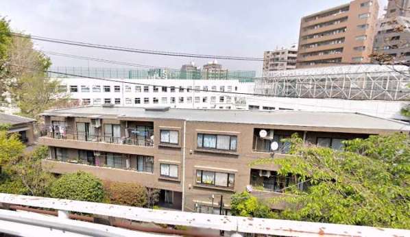 ブリス弥生ｚｚ外観4｜裏手に根津小学校があります。