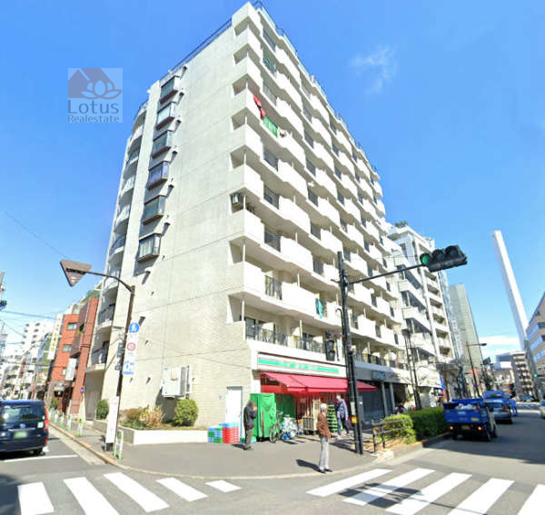 クレール池袋外観３｜外観です。１階には「ローソンストア100 池袋西口店」が入っています。向かいには「赤札堂 池袋店」もありお買い物も便利です。