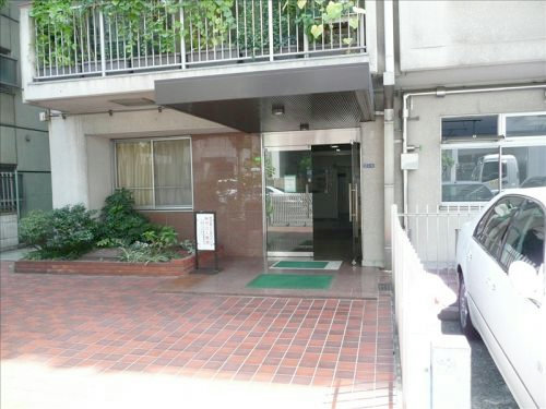 キョウエイハイツ田町_エントランス2｜エントランスです。築年数はありますが適切に管理されて清掃されています。良好な管理体制です。