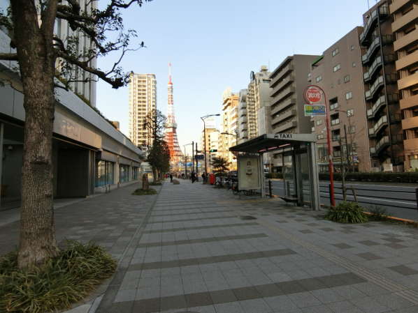 クリエート三田アプローチ4｜桜田通りを慶應大学方面に向かって南下します。写真は桜田通りから見た東京タワーです。周辺の景観は東京タワーとの警官が調和するような景観計画が決められています。