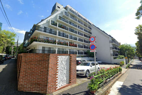 秀和三田綱町レジデンス外観１｜秀和三田綱町レジデンスは昭和４４年築、８階建てのマンションです。周辺は大使館などあり緑が豊富な閑静な住環境です。