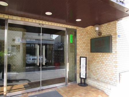 ライオンズマンション白金第３エントランス｜エントランスはオートロックなので安心です。