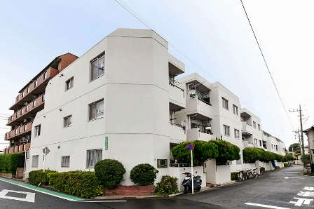 ライオンズマンション豊島園第２外観｜ライオンズマンション豊島園第２は３階建てのマンションです。エレベーターはありません。有楽町線「平和台」駅から徒歩１１分です。