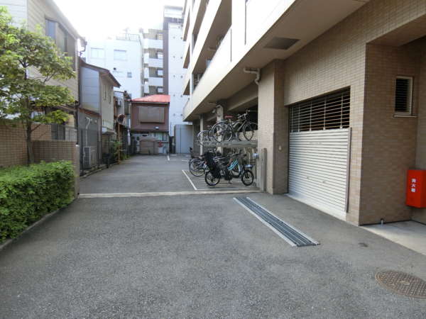 藤和シティホームズ御徒町外観共用部5｜南側の駐車場様子。隣の敷地との隔離スペースにもなっています。