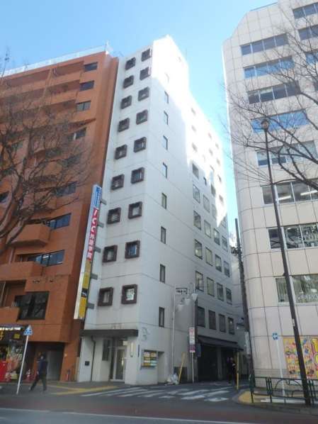 ストークビル長崎外観｜ストークビル長崎は１０階建ての小規模マンションです。新宿三丁目駅から徒歩２分、アクセスの良い立地です。