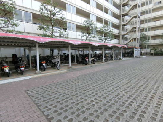 イトーピア住吉マンション外観共用部10｜駐輪場もしっかりと整備されています。大型マンション故に敷地にも余裕があり、公園スペースなども整って、ゆったりとした配棟です。
