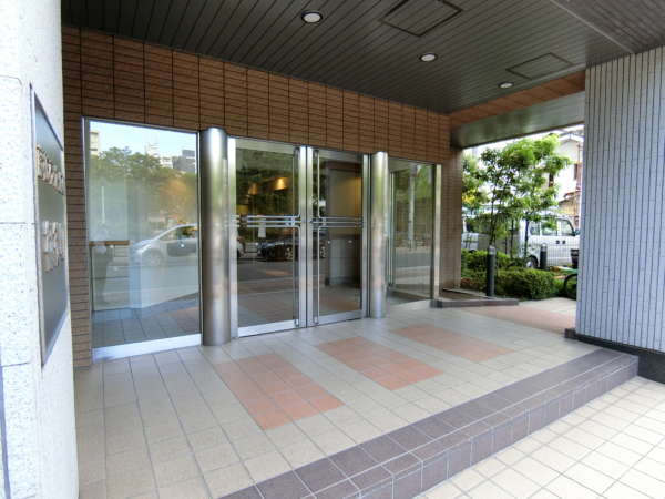 藤和シティホームズ御徒町外観共用部6｜マンションのエントランスは広い間口に接しています。
