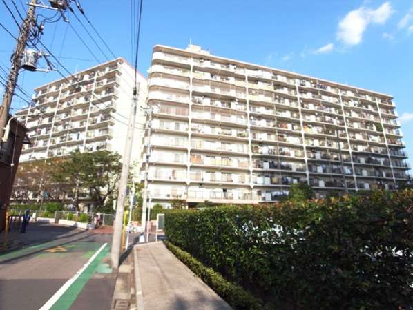 尾竹橋公園スカイハイツは昭和55年築、11階建ての大規模マンションです。