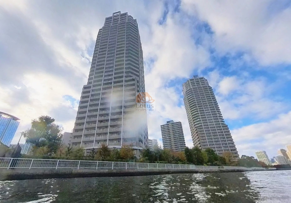 豊洲の運河沿いにそびえる2棟のタワーは、青空を背景に整然と立ち並び、湾岸エリアを象徴するスカイラインを描いていました。ツインタワーの外観は直線的で重厚感があり、対を成すフォルムが都市の景観に存在感を与えていました。キャナルワーフタワーズは、平成12年築、36階建てタワーマンションです。
