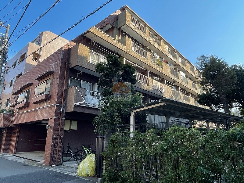 外観はレンガ調の落ち着いた質感が特徴で、光の当たり方によって陰影がきれいに分かれます。中層5階建でエレベーターがない構造ですが、麻布十番駅徒歩10分・白金高輪駅徒歩9分という至近距離が移動の負担を補います。事務所利用可のため用途が柔軟で、住宅街の静かな音環境と合わせて安心感のある佇まいです。セントラル三田は、昭和53年築、5階建てのマンションです。