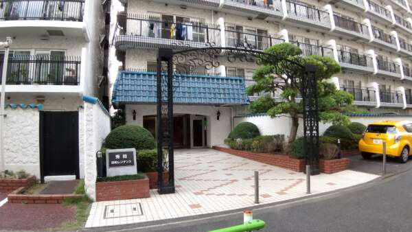 秀和田町レジデンスエントランス｜エントランスアプローチには秀和レジデンスシリーズでおなじみの美しいアーチが設けられており、訪れる人々を温かく迎え入れます。