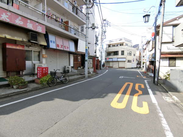 グリーンヒル新宿アプローチ9｜下町的な雰囲気のある街並みを北上していきます。