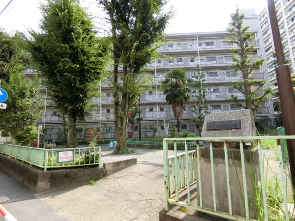 グリーンヒル新宿アプローチ12｜のんびりした新宿区の公園です。ご近所のお子さんも遊んでいることもあるようです。