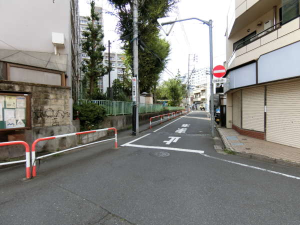 グリーンヒル新宿アプローチ10｜Ｙ字路に出ますと左折します。公園が見えます。