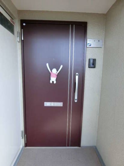 イトーピア住吉マンション外観共用部9｜近時、共用部扱いとなるサッシと玄関扉の入れ替えを行っており、築年数を感じさせないようになりました。管理体制の良好さを感じさせます。