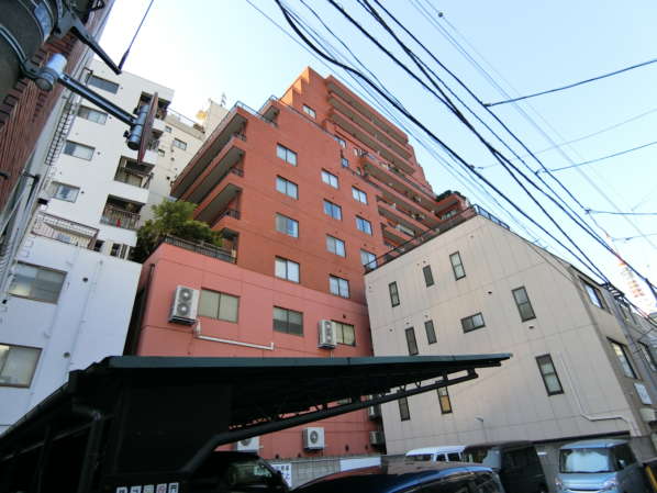 クリエート三田外観・共用部3｜通りの反対側の様子です。反対側は中層の雑居ビルや住宅マンションなどが並ぶエリアです。