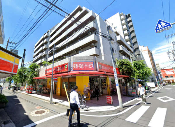 メゾン西荻外観７｜メゾン西荻は昭和６３年築、１０階建てのマンションです。西荻窪駅の南側の駅チカマンションです。１階にはドラッグストアや飲食店が入っていて、コンビニも目の前にあり便利な立地です。