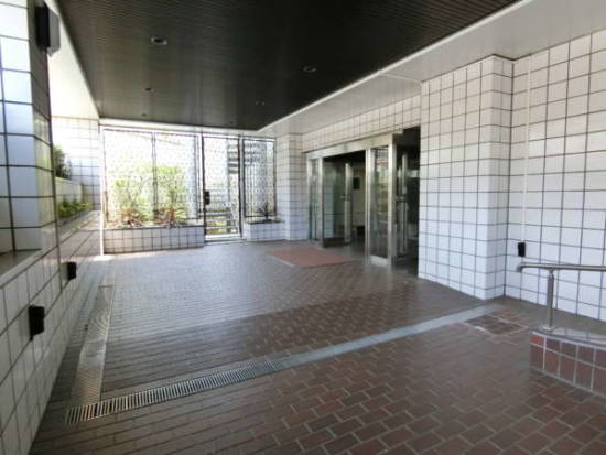 イトーピア住吉マンション外観共用部17｜昭和５７年の築のイトーピア住吉マンションですが、エントランスアプローチはグレード感のあるしつらえとなっていました。