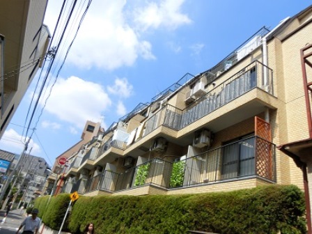 ライオンズマンション白金第３外観｜ライオンズマンション白金第３は５階建てのマンションです。白金高輪駅から徒歩６分の閑静な住宅地にあります。すぐ近くに商店街もあり便利です。