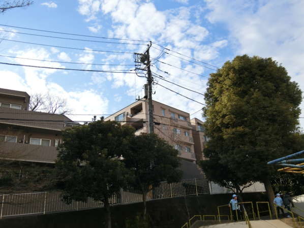 東急ドエルアルス文京目白台外観共用部1｜近隣の公園から撮った画像ですが、この位置から見ると高台感を印象付けられました。