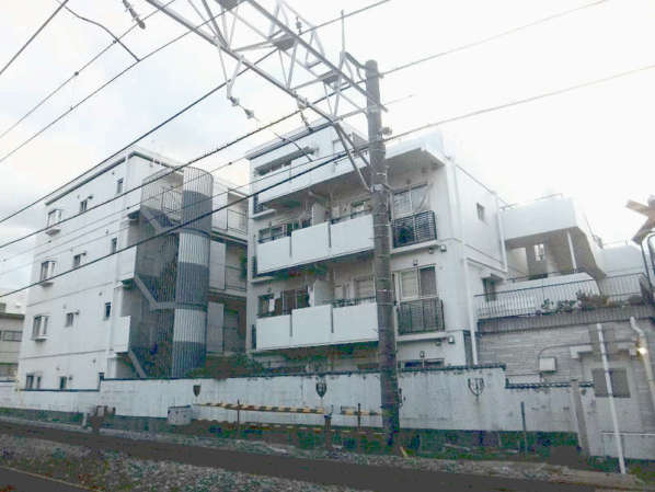 マンションヴィップ北池袋外観1｜マンションヴィップ北池袋は東武東上線の線路沿いの４階建てのマンションです。エレベーターはありません。「北池袋」駅から徒歩３分です。「板橋」駅も徒歩圏内です。