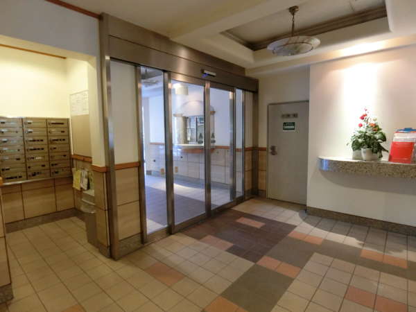 藤和シティホームズ御徒町外観共用部11｜エントランスホールの内側の様子です。