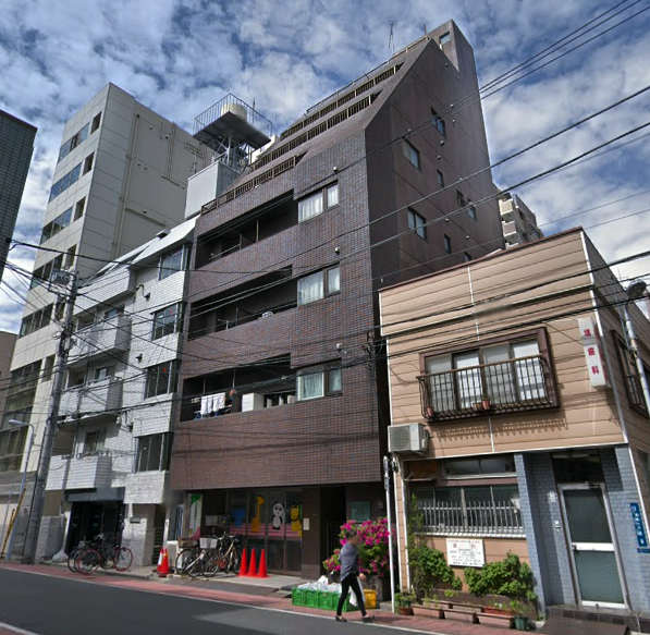ビックハート浅草外観｜ビックハート浅草は７階建ての小規模マンションです。オートロック付きで安心です。言問通りから一歩入った立地で、浅草寺まで徒歩５分程度です。