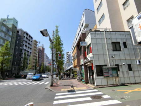 モンテベルデ新中野アプローチ4｜セブンイレブンを通り過ぎると、交番が目に入りますので、その３件くらい隣がモンテベルデ新中野です。