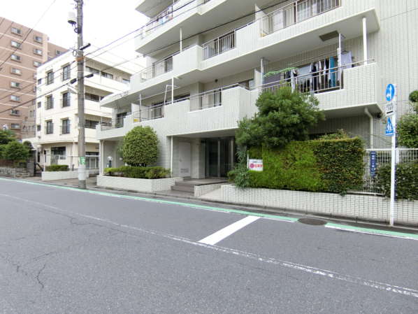 コスモ金町壱番館外観共用部1｜コスモ金町壱番館は５階建てのマンションです。水戸街道から一本入った住宅地にあります。金町駅、柴又駅が徒歩圏内です。