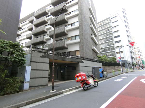 ドミ麻布外観共用部2｜ドミ麻布は都営大江戸線「麻布十番」駅から徒歩2分のロケーションです。昭和４４年４月築、７階建てのマンションです。