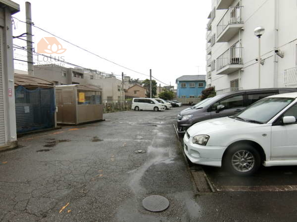 グリーンコーポ町屋外観共用部3｜駐車場の設定もあります。