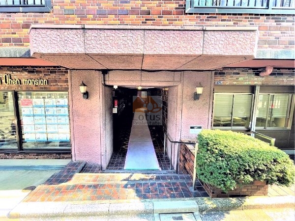 白金台桜苑マンションエントランス１｜エントランスにオートロックはありませんので、セキュリティ面においては一定の配慮が必要です。
