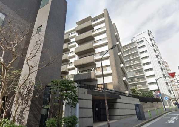ドミ麻布外観共用部3｜南側は港区立麻布図書館の敷地に隣接しています。